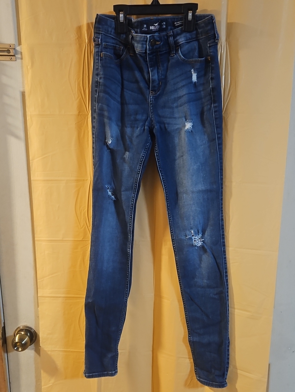 HOLLISTER MID RISE SUPER SKINNY JEAN: DISTRESSED: GOOD CONDITION: SIZE 3